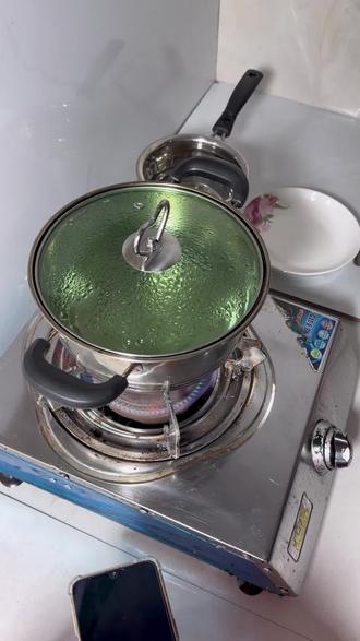 影响鸡蛋的成熟度有很多因素,鸡蛋大小,火候大小,海拔高底,季节温度……。没有规定时间的让鸡蛋变成什么样,只有一个时间段。蛋好吃的时间7分蛋9分30秒,有流心蛋,溏心蛋,金沙心
#跟着蛋神煮鸡蛋