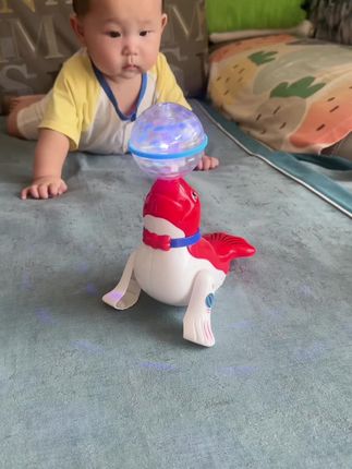 两个月的宝宝,每天都会趴着看一会 #跳舞太空鸭,锻炼背部肌肉力量还可以练习抬头和爬行 #宝宝 #宝宝玩具