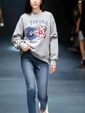 女士秋季卫衣2025新款爆款时尚洋气减龄宽松显瘦圆领无帽套头上衣 天气渐渐转凉,又到了要买新卫衣的时候了,这件卫衣无论从颜值还是品质都是杠杠的。它是运动时尚风格的,剪裁非常的干净利落,贵气大小姐风,相信每个女生都拒绝不了这种慵懒随性贵气的风格,精致的设计轻奢与众不同。舒适的棉质面料制作而成,不仅可以起到很好的保暖效果,还能让你的身体感受到无与伦比的舒适度。它可以很完美贴合气质,那种舒服随意的生活态度。#时尚达人 #女神范