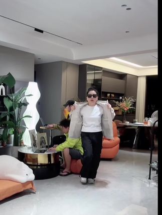 马上降温了,快来看看这件又酷又飒的防风衣吧,它是雪尼尔的面料不会起球,而且巨防风,又防污,非常百搭,冲它!#得得好物分享#防风衣#外套 #酷飒