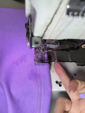 新款三针五线可调右挡边压脚冚车绷缝机双层卷下摆压脚5.6针距