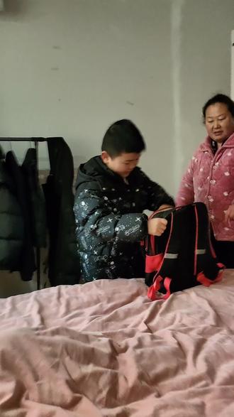 #每日一句英语 #领成绩单的日子 一年级发成绩单了。再接再厉,必须奖励。