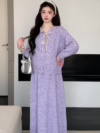 孕妇时尚洋气套装穿搭~ #孕妇装 小孕妇们~温柔浅紫与奶杏色针织套装,软乎乎的质感,自带慵懒氛围感,搭配同色系包包和毛绒鞋,轻松穿出秋日温柔感~#孕期穿搭#孕妇装新款 #孕妇装推荐 #套装