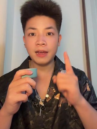 爱用手抠脸的小女孩,听劝快改掉用手抠脸的坏习惯!我就是用这个细胞夹改掉的哦,十几块能买到这个品质的细胞夹真的很划算!