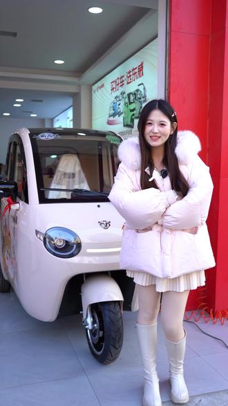 🚗一分钟,我要这车所有信息! 霸总式看车体验!橙子PLUS旗舰版搭载1500W扁线电机,7种智能解锁,TFT触控大屏,舒适座椅+全景天窗…智能出行,就该这么帅!🔥 直播间双版齐发,等你来选!#东威新能源 #电动三轮车 #代步三轮车 #带娃神器 #新品上市