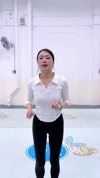 很多孩子卡在这一步!胸翻落地的关键技巧🔥
🎀 艺术体操基础动作|胸翻落地
胸翻不是“往前倒”,而是身体控制+力量配合👇
✅ 先下腰,依次弯手肘,找到手肘“打开”的感觉
✅ 翻之前头转侧,用双脚找重心,把力量移到双手
✅ 连起来练习时,腰背腹收紧
👉 双脚落地前,双腿也要同步收紧,动作才稳
方法对了,孩子会明显感觉:
不怕摔,动作更轻,更顺!
#艺术体操 #儿童艺术体操 #体操基础
#体操训练日常 #新加坡艺术体操