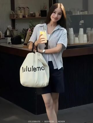 浅蓝条纹短袖衬衫,简约又带点随性,宽松版型藏肉显瘦,黑色短裤利落又百搭,拉高腰线显腿长, 整套穿搭清爽不费力,日常出街、,轻松拿捏慵懒韩系氛围 #慵懒风穿搭 #谁穿谁好看系列 #时尚套装 #女装穿搭