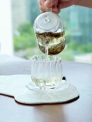 莲花造型的主人杯,高硼硅玻璃材质的很通透,更显茶汤清澈透亮,而且不仅仅是只能喝茶呢!#杯子控 #玻璃杯 #精致高级感杯子 #茶生活 #南山先生