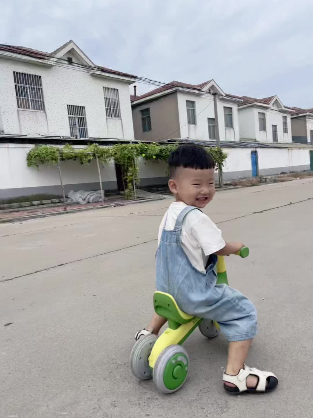 把他干干净净养在身边 成为了我最大的成就 总是想要给他更好的 也逐渐理解那句 “爱是尽力而为 仍觉亏欠” 可还是贪心的希望他一生顺遂