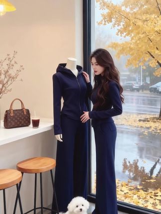 深秋的雨打湿街面,林晚靠在落地窗旁,藏青连帽卫衣套装将她衬得清冷又松弛。手机弹出前男友订婚宴邀请,她笑了笑,把咖啡杯往台面上一放,老花包带滑过臂弯。“姐穿这身去,算不算送他最后一份‘体面’?”她对着视频那头的闺蜜挑眉,窗外银杏树晃着金叶,“去年他嫌我穿运动装太‘糙’,现在……” 话音未落,门被推开,穿同款色系风衣的男人站在雨幕里,喉结滚动:“晚晚,那套情侣卫衣……我一直留着。#秋季松弛感穿搭 “有些人,分开后才懂,原来你爱的从来不是风格,是穿这身的人。”#秋天的氛围感 #显瘦显高显腿长 #休闲减龄穿搭 #早秋穿搭三分钟出门不是梦 @抖加🔥上热门🔥dou+🔥热点宝 @抖音Dou+上热门 @抖音创作小助手 @DOU+上热门