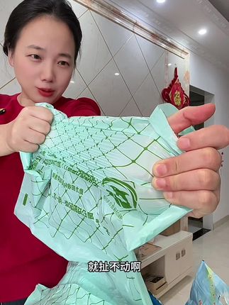 喜欢用#抽绳垃圾袋 的姐妹,一定要试试这种悬挂#免撕垃圾袋 用一个抽一个太方便了,关键结实又耐用#垃圾袋