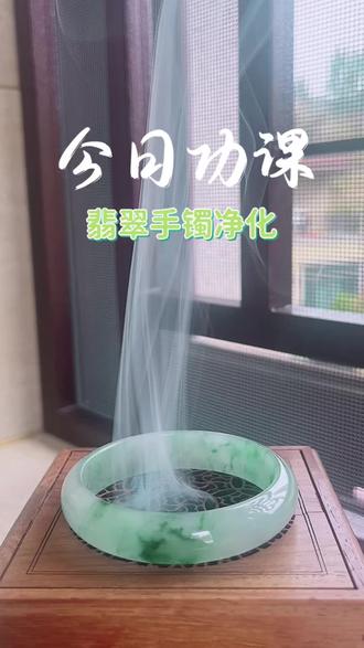 为什么翡翠越戴越暗?#翡翠手镯 #翡翠手镯鉴定 #净化心灵