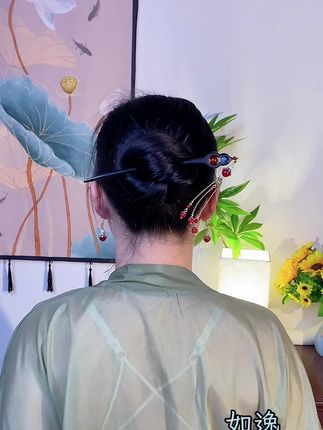 发间一点光,简约自生香。#古风发簪#国风饰品#盘发教程#美出高级感#簪子挽发