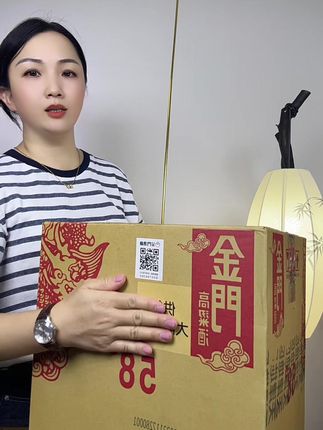 中秋热销金门高粱酒白金龙台湾产地 每次活动都给我爸买这款白金龙,上次给我爸买了一箱十二瓶,不够喝,趁着新活动赶紧多买一箱。这酒纯粮酿造,入口腼腆,回味悠长,酒体特干净,喝多了第二天起床也不头疼,建议酒友们多囤一点。活动时间有限,这款酒不仅是经典款,而且回购率特高,老爸喝着也放心,咱做儿女的也安心。#金门高粱酒 #强烈推荐 #纯粮酿造 #传统工艺 #匠心制作