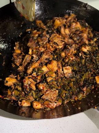 爆款,脆,嫩,酸,带肉的哈蟆鱼做好👌 酸菜不管怎么吃,都能吃出不同的风味和感觉 口感酸爽,酸里带辣 拌粉干,拌饭百般搭配 有需要的朋友们赶紧行动啦🤝