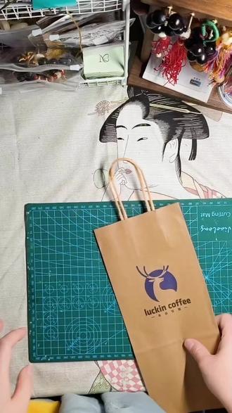 行吧,你们心心念念要看的封面制作来了
我真剪不动了,手机都罢工了。。卡退卡退
的。。行吧。。那么就这样吧,十三分钟的视
频。。凑合看吧感自行跳过废话也是可以的。。
#垃圾手帐 #垃圾手帐本 #手账本 #自制手帐本 #手帐er手帐日常