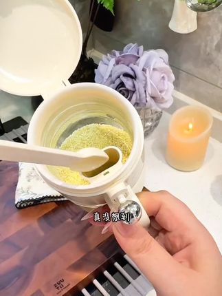 这个设计太好了!单手开盖,密封性好,还自带勺仓的调料罐 #调料罐 #厨房好物 #密封调料罐