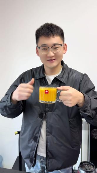 辛苦一年了,是时候犒劳一下自己的了。
@你最亲近的人让他给你买#果泥啤酒#燕大师精酿啤酒