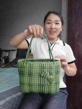 第一次拍这种视频教程,想学的姐妹一定要耐心的看,有不明白的地方,你们随时都可以问我#藤条编织 #藤条编织篮子教程
