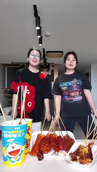 饭还是抢着吃香啊! #抢吃大战 #抢吃大赛 #聚会游戏挑战 #闺蜜游戏 #搞笑