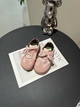 #秋季女童百搭德训鞋 我的天呐!姐妹们这个秋天一定要给女儿买一双最近爆火的公主德训鞋!谁敢相信我才花了小几十块钱就给我女儿买到商场在卖好几百的同款同品质的公主德训鞋啊,这个价格真的太划算了,我女儿穿上简直喜欢的不得了,上学穿刚好很合适,随便搭配裙子裤子都很洋气!姐妹们闭眼入#德训鞋#女童休闲鞋#公主鞋#品质童鞋