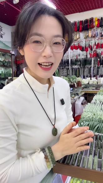 手镯到底戴在哪个手呢?1分钟告诉你!#岫岩 #岫玉 #和田玉 #玉石 #实体店