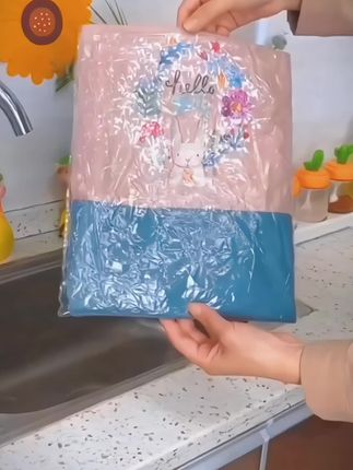 炒菜时穿上#防水围裙 ,避免衣物沾染油渍,实用又方便。#厨房必备#,这款#防水防油 围裙值得推荐!#围裙