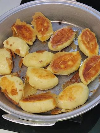 北方人家家户户必备的烙饼煎包神器,就是这口老式铝锅平底锅~它采用优质铝材纯手工打造,安全无涂层,钢丝球铁铲子随便用,它可以直接放到任何明火上使用,导热快受热均匀,用它烙饼煎包煎饼炒菜都巨好用,不粘锅不糊锅,烙的饼更香更柔软,做的煎包也是均匀好看有食欲,而且还可以一锅多用,可煎炸,可炒可干烙,需要的家人们可以放心入手~#铝锅 #铝平底锅 #平底锅 #无涂层不粘锅 #煎包锅