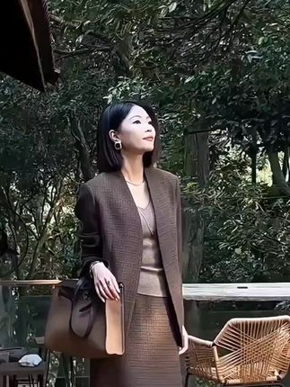 大码老钱风休闲西装套装裙女2025秋无领西服外套a字半身裙两件套#老钱风#气质穿搭#西装套装裙#高级感穿搭