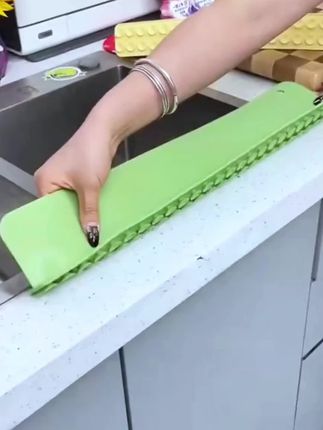 厨房水池边一定要装一个这样的挡水板 洗东西就不怕弄湿衣服了 底部有两排小吸盘 洗菜洗碗或卫生间洗手 就不会把水溅的到处都是了 耐柔搓 不变形 有效防水溅 清洁也非常方便 不用的时候折叠收纳也不占地方#居家好物 #硅胶挡水板 #安装简单方便