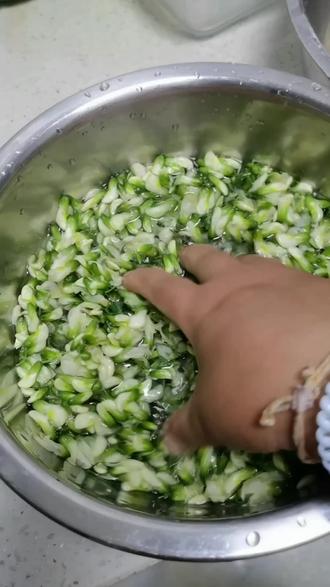 这槐花饺子主打一个鲜嫩多汁。#槐花饺子馅怎么做才简单美味 #槐花饺子馅 #槐花饺子的做法 #槐花 #槐花的做法