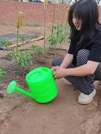 种菜养花都好用的#洒水壶 出水柔和细腻不伤苗。容量大,提着方便顺手。#浇水壶 #园艺工具 #种植小技巧 #种菜