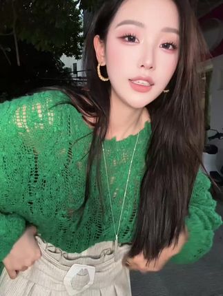 姐妹们,在线问!!!裙子还是裤子!!!#ootd穿搭 #早秋穿搭 #显白穿搭#上班通勤穿搭