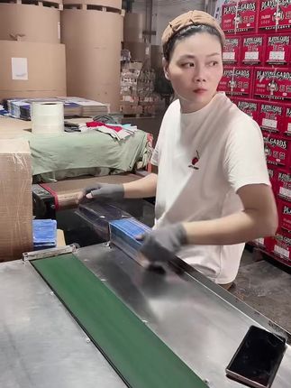 我们郑重推出厂家直发的扑克牌产品。为最大程度让利消费者,我们摒弃了传统销售模式中的多层中间环节,由厂家直接安排发货。这种模式不仅保证了产品的品质源头可追溯,更带来了极具竞争力的价格优势。目前,我们的扑克牌正在进行大力度的优惠促销活动,每副扑克牌的价格低至几毛钱,性价比超高,是您娱乐休闲、批量采购的不二之选。
