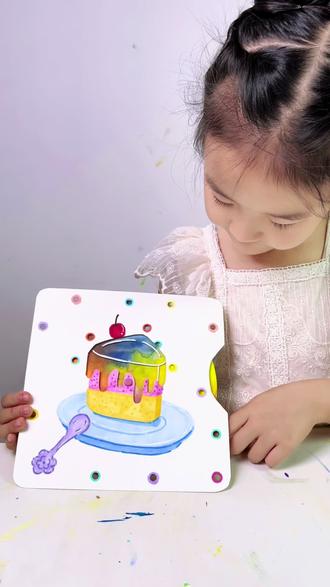 创意手工——DIY会变色的甜品🍧 🎨会变色的甜品手工来啦!和娃玩到停不下来~
谁能拒绝会“变身”的小蛋糕和冰淇淋呀!🍰
今天带娃解锁超有趣的亲子手工,材料简单但成就感拉满——
准备好水彩纸、画笔、颜料、剪刀、美工刀和双脚钉就行~
让娃尽情玩水彩晕染,看粉色+蓝色变成梦幻紫,黄色+红色冒出小橘调,蓝色+黄色变成绿色,由深到浅的变化,每一笔都像在变魔术🌟
爸妈可以出手画个萌萌的蛋糕胚或者冰淇淋甜筒,用美工刀把奶油顶镂空,再把娃晕染的彩色纸垫在后面,双脚钉一固定,转一转!白色奶油秒变彩虹色、渐变粉、梦幻紫……娃眼睛都亮了,直呼“太神奇啦”~
不仅能练动手能力,还能悄悄给娃科普颜色混合,边玩边学超开心!
快和娃试试,看看你们能做出多少种变色甜品呀?😉
#创意手工 #亲子手工 #创意DIY #手工教程 #手工diy