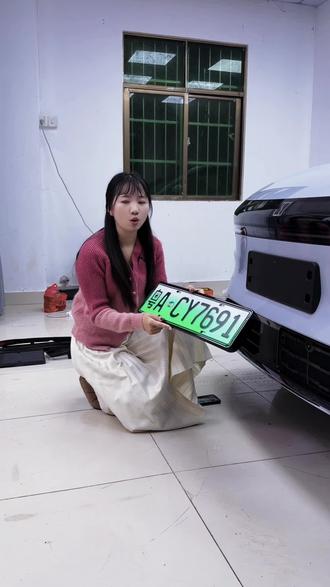 新车还没到就要先把车牌框买回去,到了第一时间安装上,不然等到车牌变形翘边再想起安装车牌框就来不及了#焕新7x #汽车好物 #车载装饰