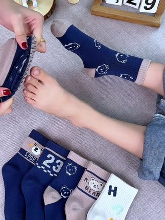 天凉了,孩子的袜子也要换成这种秋冬款的了,长绒棉的材质柔软舒服吸汗不臭脚,深色系的上学搭配运动鞋真好看,还特别耐脏#儿童袜子 #秋冬新款 #母婴好物 #好穿又好搭 #透气舒适不臭脚