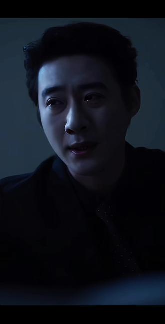 说不清心疼谁,虽然不圆满却是现实。温温的八年是八年, 梁舒怀 的也是,温温的真心是真心,梁舒怀的真心也是。相爱是真的,想在一起是真的,但抗衡不了家族的阻力,阶级无法跨越也是真的。温温爱的梁舒怀,无论是才华,人品,能力,责任,地位,还是温润儒雅。这都是他的家族培养,托举出来的。同理如果梁舒怀,失去家族,只是一个普通男人,以温温的家庭,美貌,学历,眼界未必能看上他。他做不了为了一个女人,放弃祖辈几代人,得来的权势地位。你再努力也做不到,可以站在他身边,与他并肩的高度。这段感情中对于梁舒怀来说爱是最廉价的东西,以至于后面要用金钱弥补这就是现实,没有那么多上位者,为爱低头走下高台,更多的是权衡利弊。