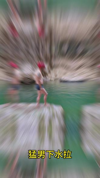 在福州户外闽候上街的第一溪是唯一可以跟十八重溪比肩户外胜地;知名的溯溪线路有:天龙八瀑、大青坑、倒箸溪和蛟龙溪,徒步线也相当多;据说其中倒箸溪与蛟龙溪是福州周边较独立的唯有的两条强线,这两线路又以蛟龙溪为最。户外走多了,这蛟龙溪也就关注多了,它在内心也占用了一席之位。蛟龙溪是第一溪的上游一段,为从真人寺到里洋桥之间的溪段;福州户外认识它也相对较迟,直到01年才有人关注,03年开始有队伍分别下溯和上溯穿越过。蛟龙溪穿越基本都是在溪源宫与里洋桥之间穿梭,溪源宫到真人寺有近七公里难行的废弃的山路 (部分路段被山洪冲毁后已不存在)、真人寺到里洋桥溪长近六公里,总落差近六百米;溪里水潭、飞瀑、激流众多,溪两岸峭壁连连。走过蛟龙溪的队伍大部分都是以下关键词:难、强、脏,也有小部分人说不难,一般;极少数人说休闲;风景也是褒贬不一;但无一例外必须湿身,过程都很不轻松;然后就有福州第一强线之说。以下为当天山友所拍,从片片上看似乎确实是对得起这“强”字。