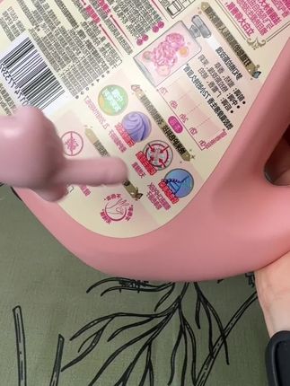 立白大师香氛洗衣液,实现持久香氛与护色功能,居家必备#立白品质 #大师调配 #香氛持久 #衣物洗护 #家庭之选