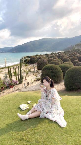仿佛不真实的草坪 #花海与裙摆 #出游穿搭 #海边拍照 #旅行穿搭