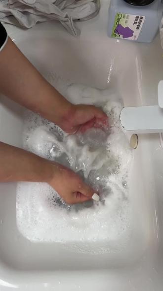 家里有娃的都知道,孩子袜子太容易脏了,脚底黑、汗渍发黄,正常搓根本洗不干净。我平时就用爆炸盐,温水化开,把孩子脏袜子放里面泡一会儿,不用使劲搓,黑印和发黄都能轻松洗掉。#清洁小妙招 #好物分享#家居生活#清洁好物 #熊孩子系列