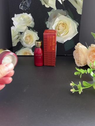 救命!丸美这支巧克力眼霜旅行装也太懂女生了吧!性价比直接焊死在高位,不薅真的亏! 质地像刚融化的巧克力,丝滑到一触即融,上眼吸收超快还没黏腻感。无油配方太贴心,油皮上脸不闷肤,夏天用也超舒服~ 淡干纹、舒眼干、减黑眼圈全拿捏,小小一支揣包里,出差、补妆都能给眼周做SPA。爱美的姐妹别犹豫,手慢真的无! #丸美巧克力丝滑眼霜 #眼部护理 #护肤好物
