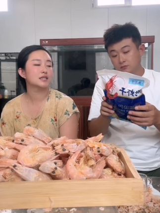 这个香酥烤虾。它不是油炸的,是烤出来的,吃起来鲜香十足,非常有嚼劲。#香酥烤虾#鲜香十足#非常有嚼劲#烤虾