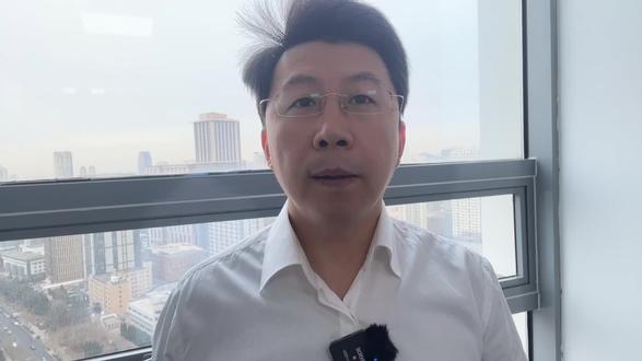 城商行、农商行网申3个特点必须要了解 #城商行 #农商行 #校招 #创作者中心 #创作灵感
银行校招现在还可以投递吗?可以!目前,日照银行、临商银行、四川农商、绍兴银行、宁夏银行、佛山农商、泰安银行、温州银行、镇海农商等,正在网申阶段。这些以城市为开头命名的,就是咱们常说的城市商业银行和农村商业银行。他们的招聘逻辑和六大行、股份制不太一样,你必须要了解这3个特点。
第一个,城商行、农商行最鲜明的标签:生源偏好本地化。对他们来说,核心目标是服务本地经济,这就意味着在网申和面试环节,一定会综合评估你的户籍、家庭住址、父母职业、单位等等,本地户籍或生源往往会有隐形优势。同时笔面试,也常常会考当地的银行特色政策,需要提前去准备。
第二个,应聘门槛相对友好。校招竞争没有六大行、股份制那么激烈,城商行、农商行的分行网点、尤其基层业务岗,对学历、英语、专业要求都是不高的,基本是以本科为主,而且有的银行会接受24、25应届生,比如临商银行。部分农商行,大专以上就可以报名,也不强制要求四、六级,比如四川农商。目前这个时间点,对一些择业期内、或者秋招结果不理想的应届生来说是比较好的机会。
第三个,网申简历看重“实战能力”。城商行、农商行看简历的角度非常务实,尤其分支行。你能不能吃苦?能不能快速上手做业务?这些会是他们是非常看重的问题,更偏向本土学生也是因为本地生,更熟悉当地情况,更容易去开拓周边资源。写简历时,建议实习方面着重描写当地银行、本地企业或社区商超的经历,校园经历重点要突出服务、营销这些潜质,比如组织地推活动、校园促销等等。
校招还有什么问题,打在评论区,我为你解答。