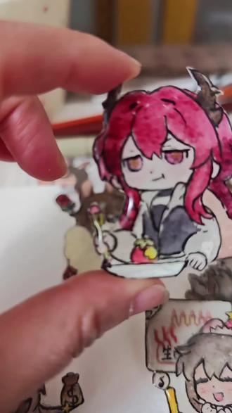 三分钟教会你自制徽章
我用的工具有铅笔,橡皮,300克水彩纸行,水彩,小剪刀,Uv胶,烤灯,毛笔,美甲封层,大力胶,小别针
PS:宝子们也可以选择厚一点的卡纸,我用的是水彩和水彩纸,也可以用卡纸,马克笔,彩铅,任何一种方式,画的时候颜色越鲜艳,成品越好看。
小别针要买那种带锁的,徽章不容易丢
胶的话可以选择没有味道的,在通风处制作
粘别针的话,我用的是大力胶,得需要照灯,老子们也可以用胶棒或者是其他胶水,这个大力胶还是蛮结实的。
上uv胶的时候可以涂两层,一层不要涂的太厚,以免溢出来涂两层的厚度正好,有气泡可用针戳破。
粘别针的时候别针,要在作品稍微靠下一点,这样平放的时候可以立起来。
宝子们动手做起来吧,它可以是你想要的任何款式#明日方舟周边 #手工制作 #徽章 #diy手工制作 ##手工教程