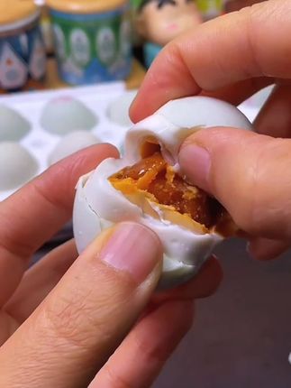 梅氏的咸鸭蛋个头大,每一个蛋黄都爆浆流油,咸淡适中,早餐配个粥馒头,太香了##咸鸭蛋 #上热搜 #太好吃了