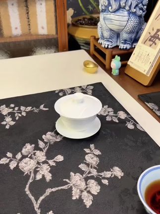 新手入门的盖碗之王❗️必须是这个不烫手的骨瓷盖碗了。茶桌上颜值高级能打的一抹白❗️ #茶生活 #盖碗 #不烫手盖碗 #白瓷盖碗 #泡茶神器