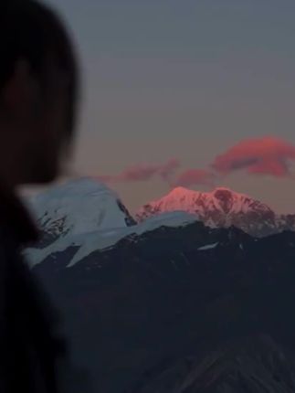 #心碎在夜里“不在你左右,却被你左右,入了心的人,见与不见都想念,明知相思乱心神,奈何相思已入魂.”