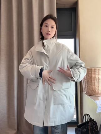 DE Mincollection水泥灰羽绒/极简宽松中长款白鹅绒羽绒#早秋贵气感穿搭#早秋穿搭三分钟出门不是梦#早秋通勤出游穿搭一起拿捏#强烈推荐 #鹅绒服 @林痣晴爆款精选